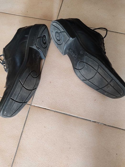 Par de sapatos da marca ECCO