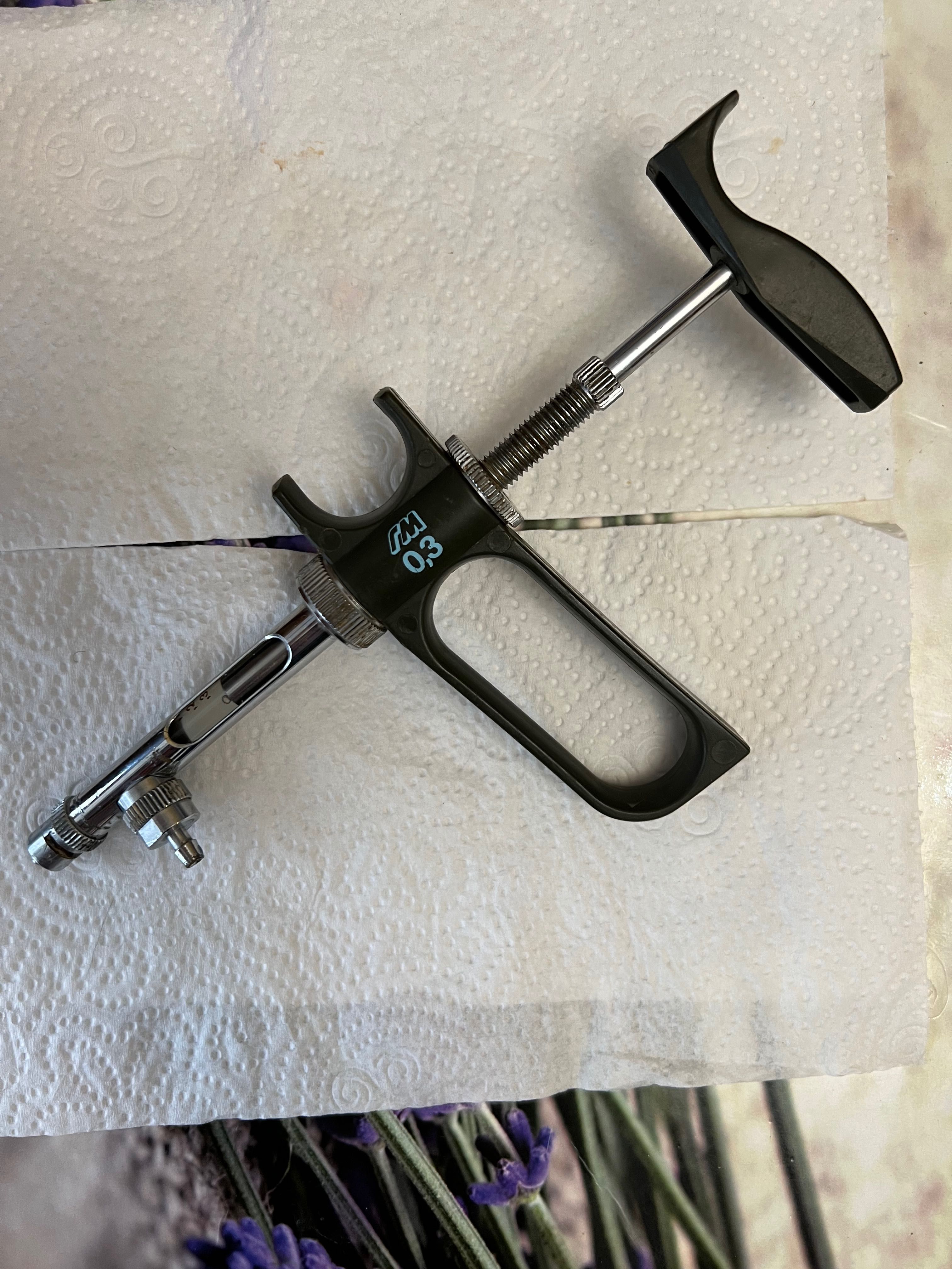 Strzykawka automatyczna do szczepienia gołębi lub piskląt