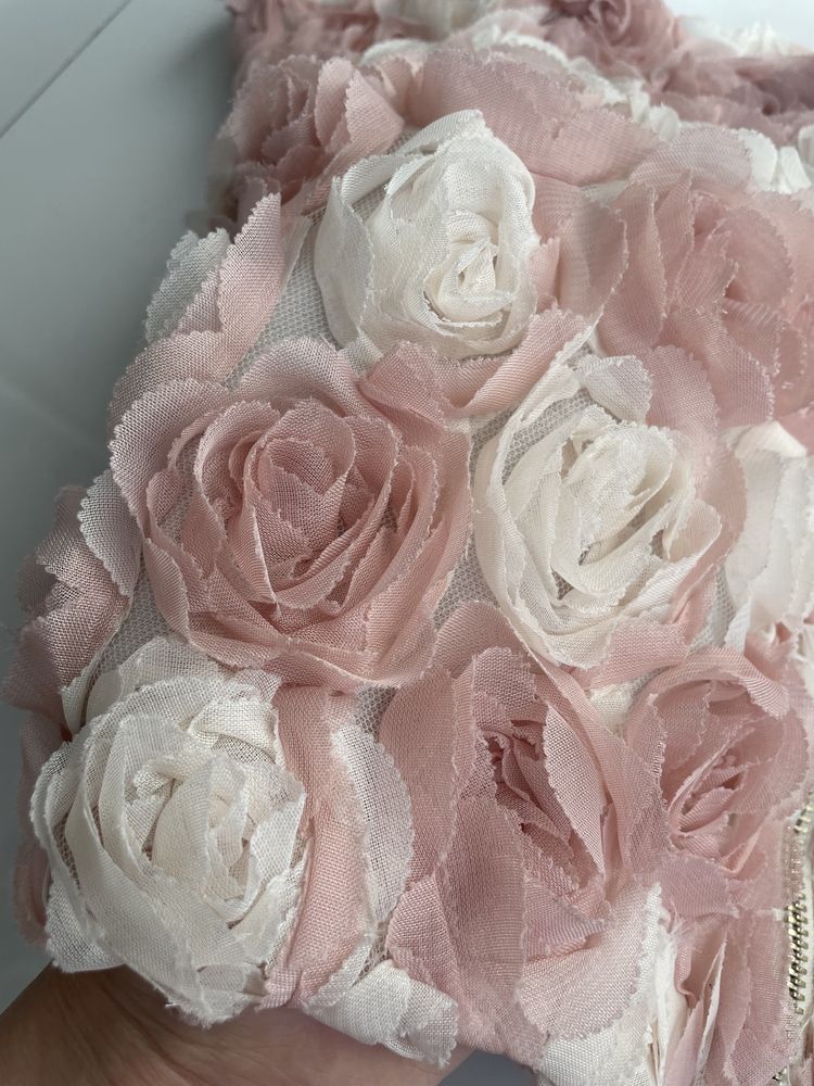 Croptop w róże w stylu Magdy Butrym top z kwiatami Lucy Wang elegancki