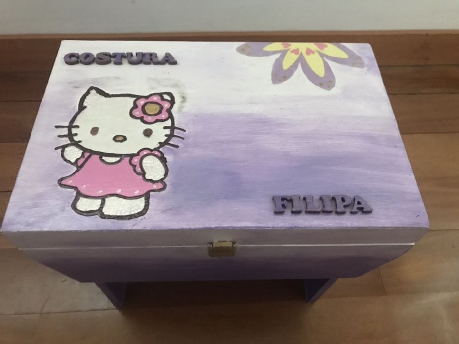 Banco de costura “kitty” gravado com nome Filipa