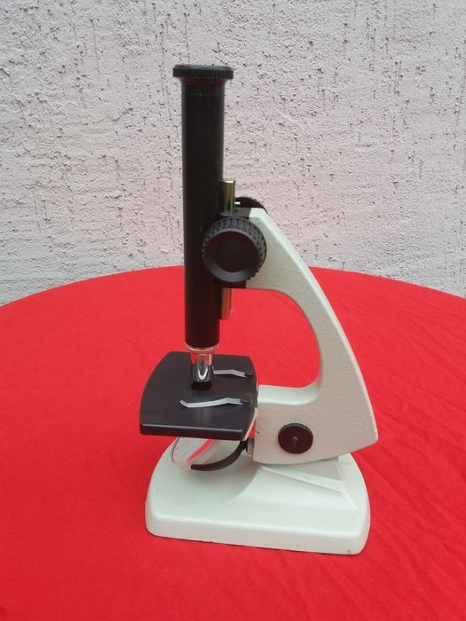 1990r. Mikroskop z osprzętem