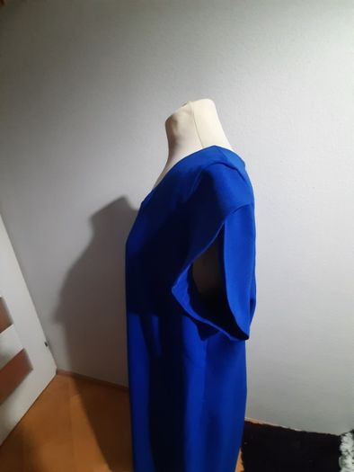 sukienka w pięknym chabrowym kolorze