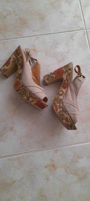 Sandália com tacão alto cor bege