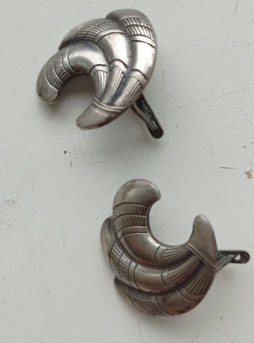 Брошь с  инкрустацией металлом и серьги  оригинальные