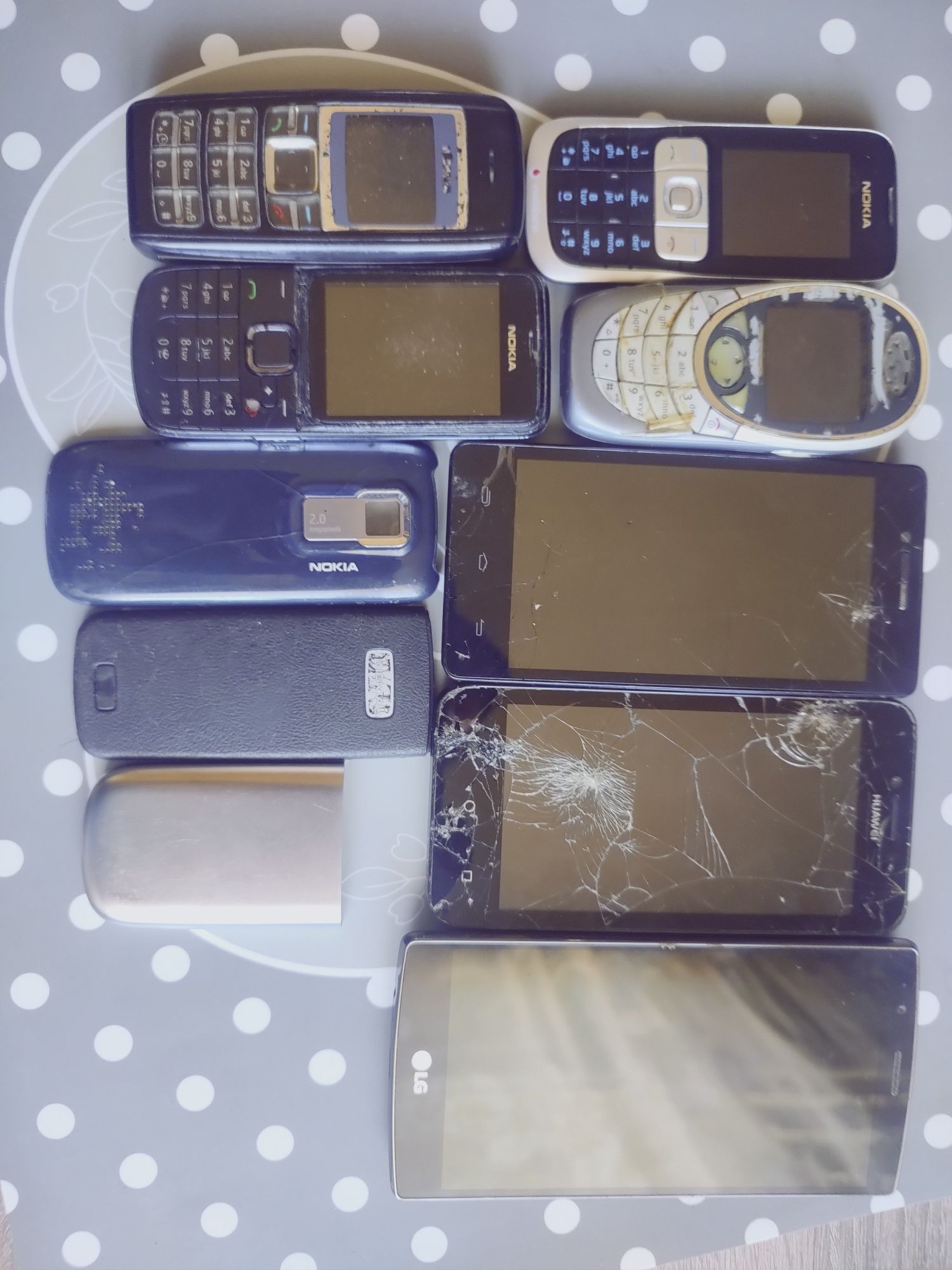 Stare telefony bez bateri