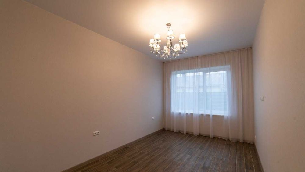 Продам новий будинок на березі озера з бассейном в КГ Міжріччя