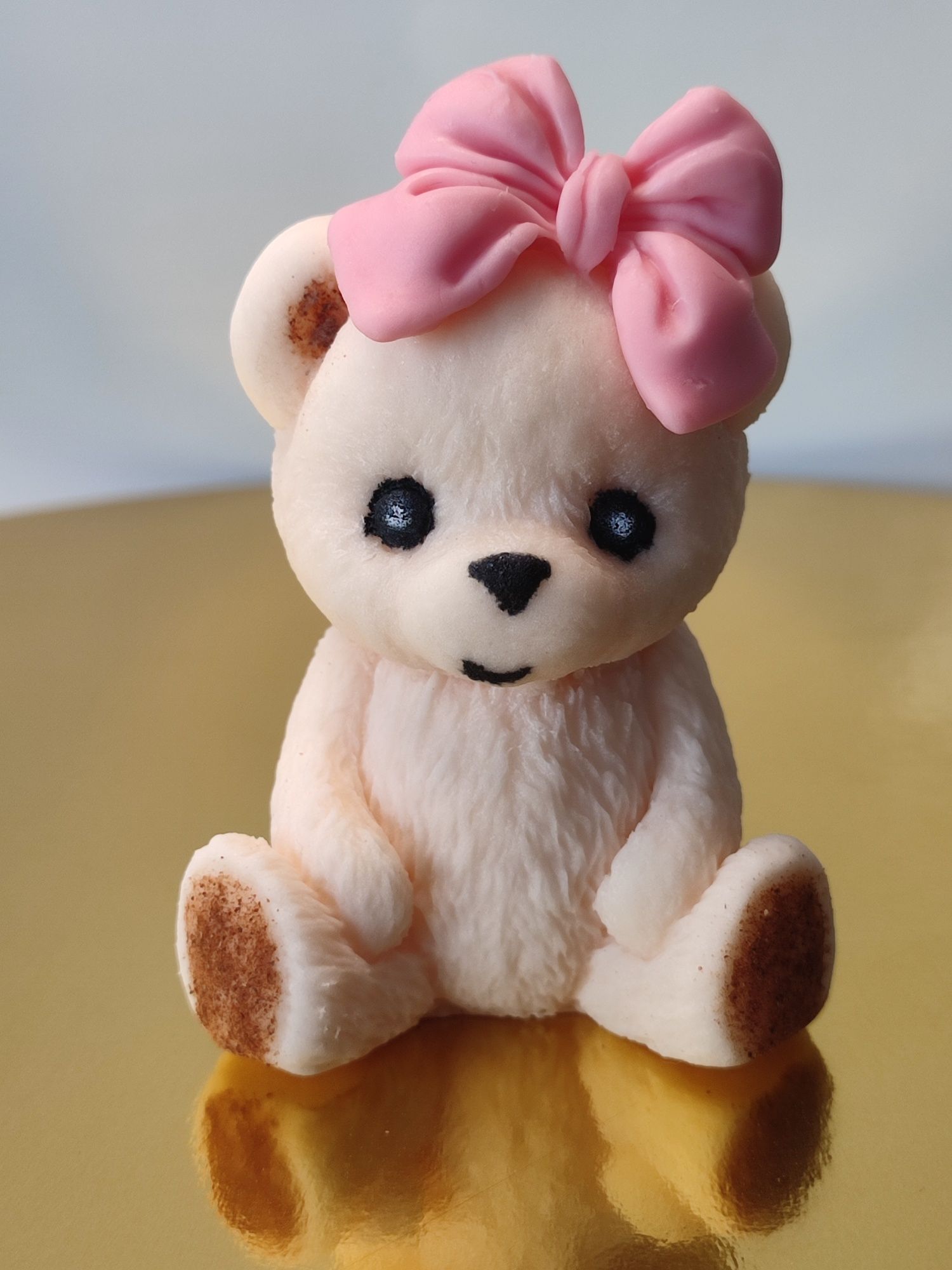 Figurka 3D misia miś z kokardką dekoracja na tort z masy cukrowej 8cm