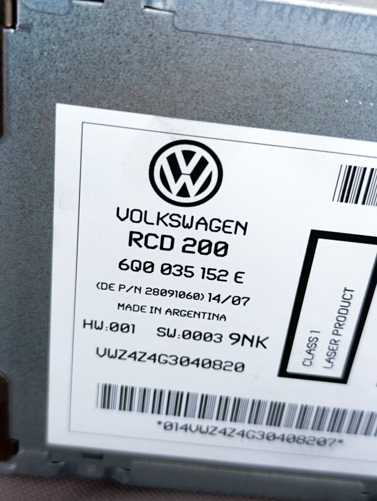 Colunas de volkswagen + Radio (RCD 200) (POLO 9N 2007)