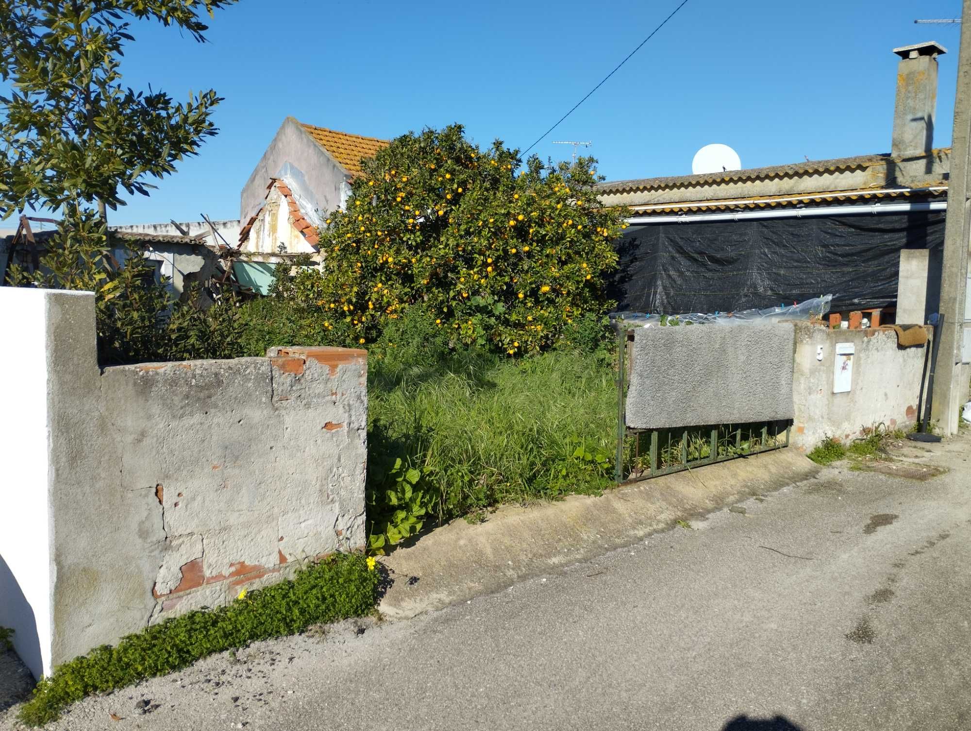 Vende-se terreno com uma construção na Moita