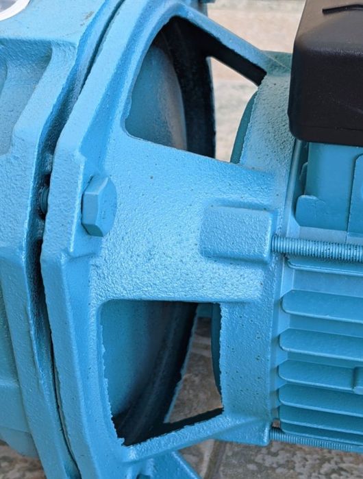 Поверхневий чугунний центробіжний насос.