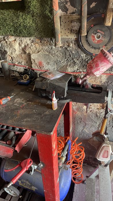 Продам гараж з інструментом під сто