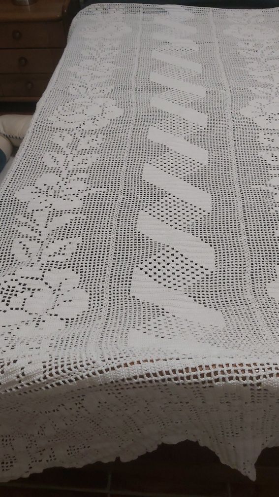 Colcha em renda feita à mão