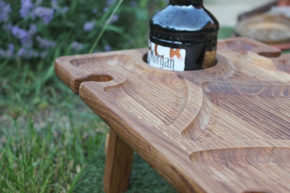 Винний столик дубовий – атмосфера в деталях