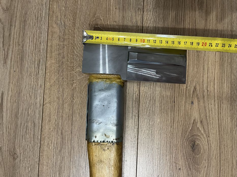 Колун для рубки дров.