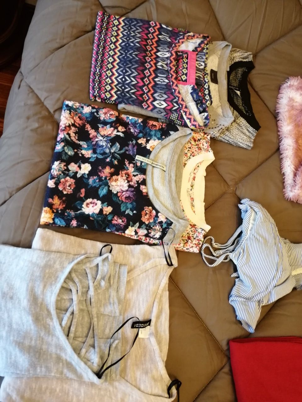 Conjunto de várias peças de roupa de  menina adulcesnte