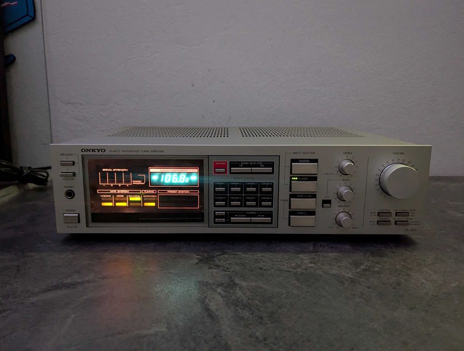 Cтерео ресивер Onkyo TX-300.