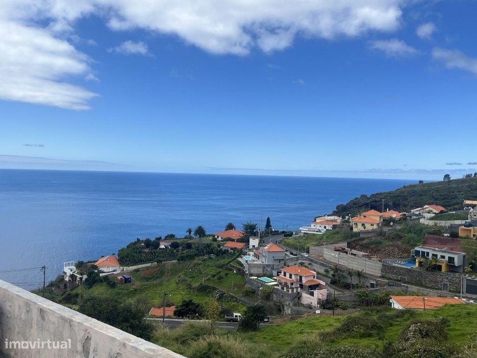 Villa na Estreita da Calheta com piscina para recuperação.