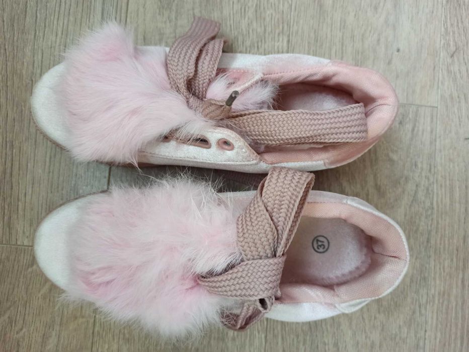 Кроссовки украшены мехом на девочку