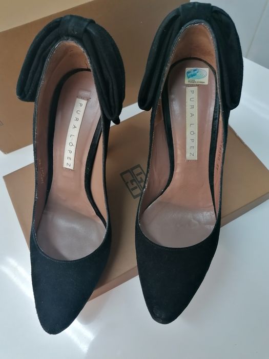 Sapatos veludo pretos em pele