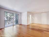 Apartamento T3 com varanda e garagem junto à Av. da Liberdade