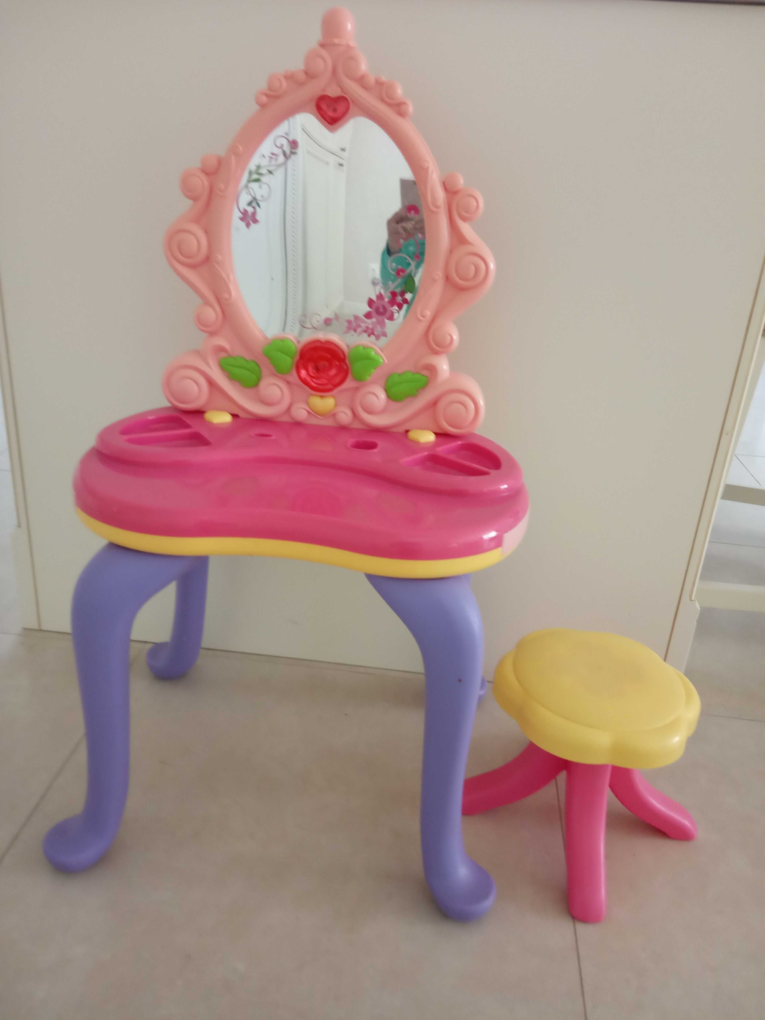 Детский туалетный столик с зеркалом и стульчиком