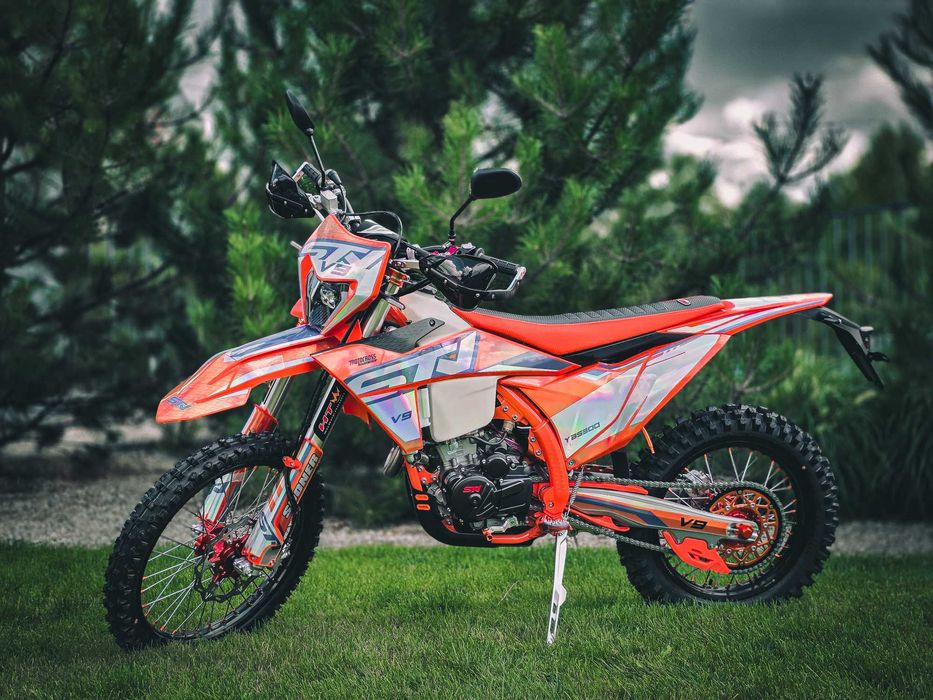 Мотоцикл STN V9 Enduro Артмото Кременчук вулиця Київська 66