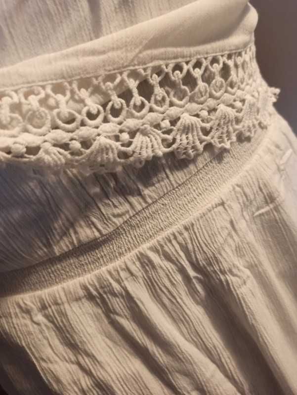 Biała długa sukienka boho