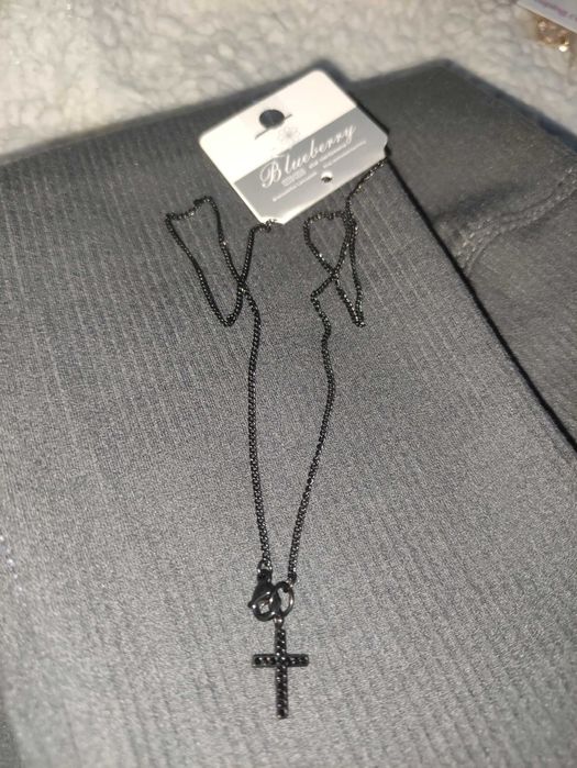 Czarny łańcuszek z krzyżykiem