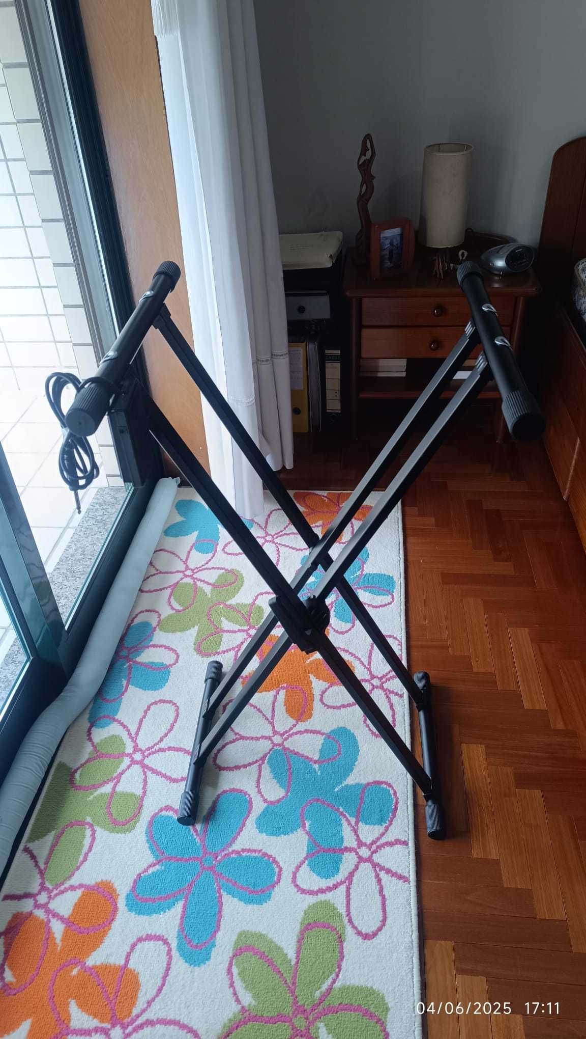 Tripé para órgão, com pedal