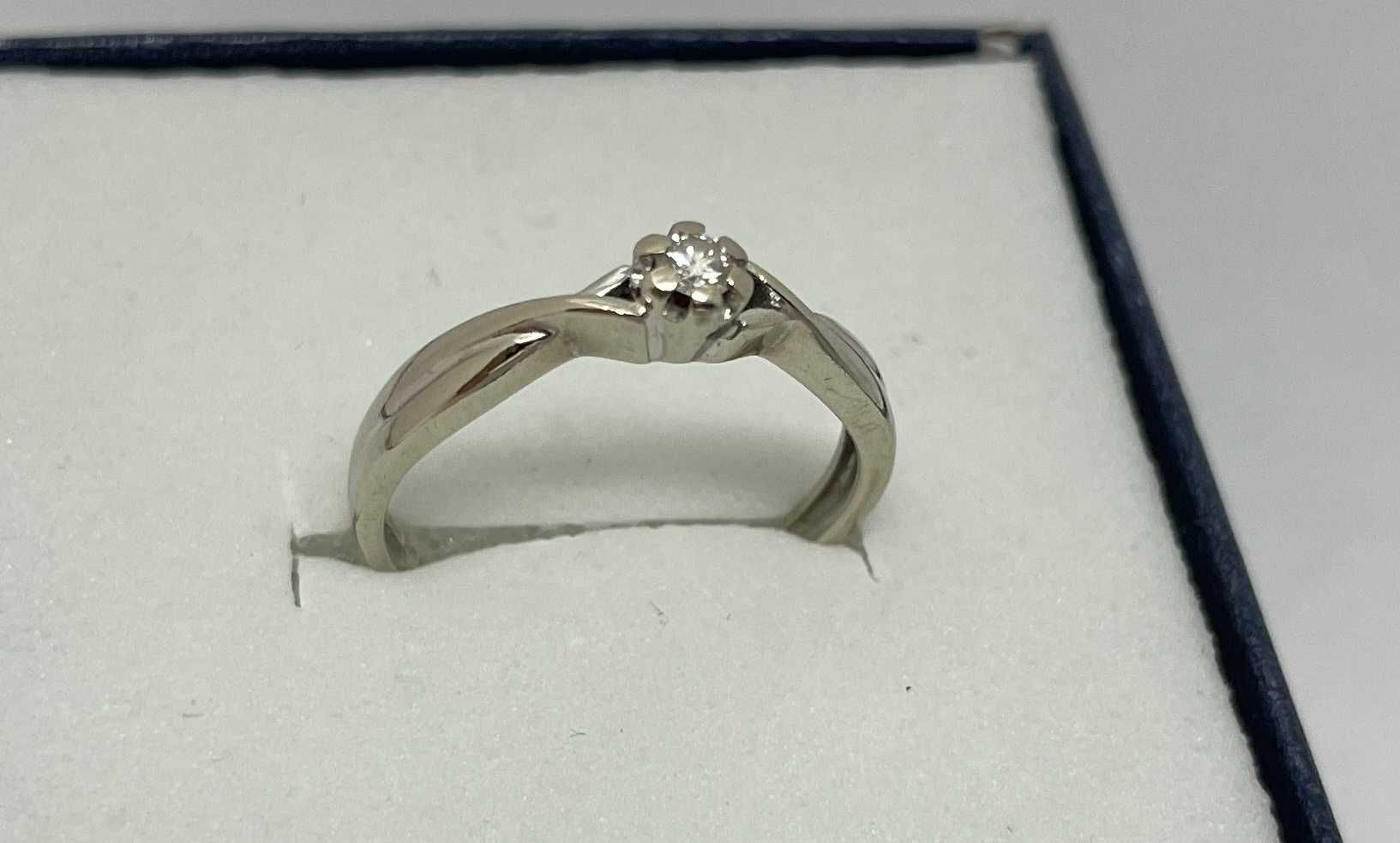 Złoty pierścionek z brylantem 0,06ct 1,55g p585 roz.10,5 / APART /LID