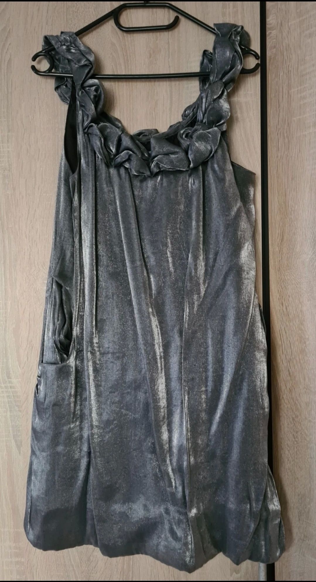 Błyszcząca metalizowana sukienka na ramiączkach ozdobny dekolt rozm 38
