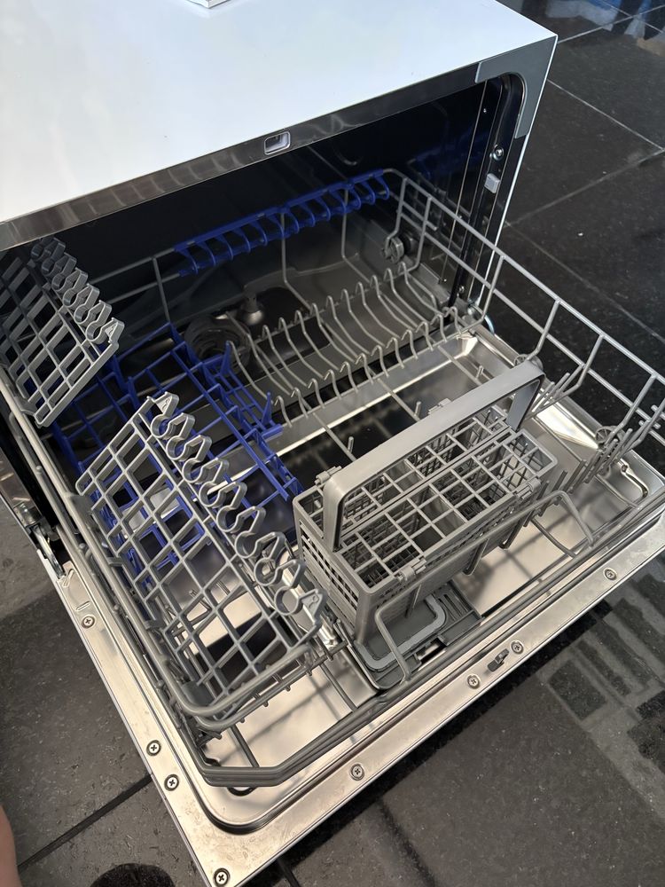Máquina de lavar loiça Candy - tamanho compacto