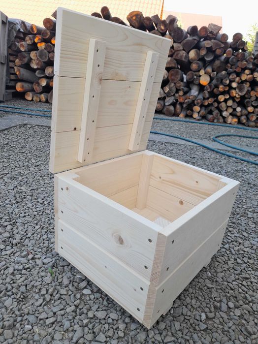 Skrzynie, kufry, pojemniki drewniane