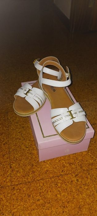 Vendo sandálias novas
