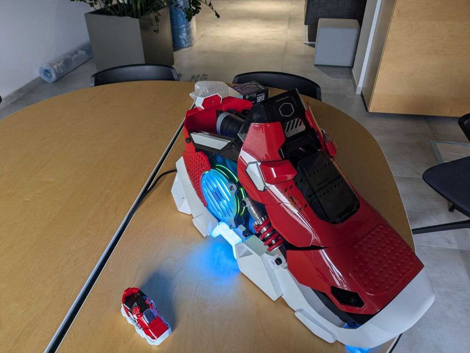 Komputer w unikalnej obudowie SNEAKER X