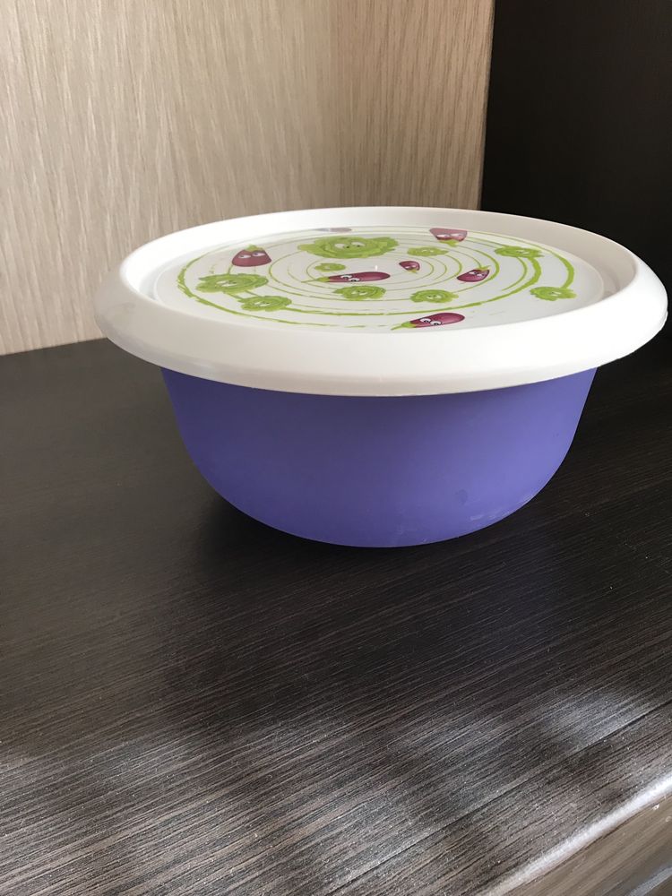 Продаётся пластиковая миска с крышкой