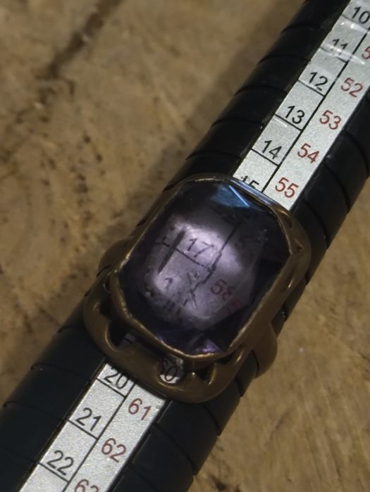 Stary pierścionek ,miedziak ,tombak PRL z fioletowym oczkiem . Vintage