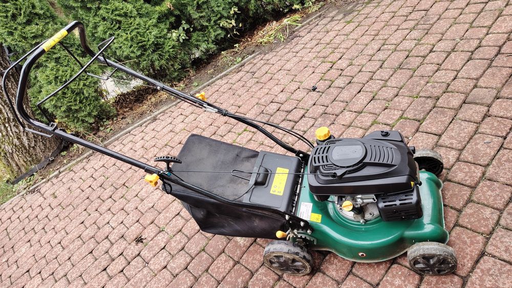 Kosiarką spalinowa z napędem