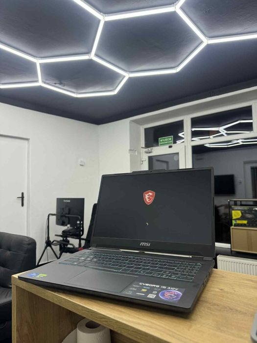 Laptop MSI Cyborg 15 A12V – i5-12450H / RTX 4050 6 GB / 16 GB DDR5 /