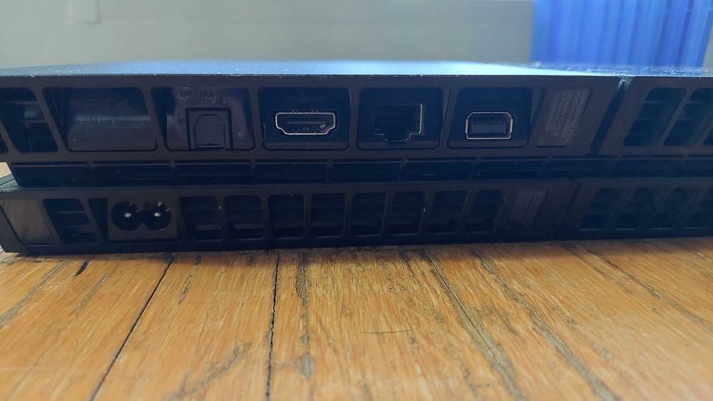 PS4 com 13 jogos e 2 comandos