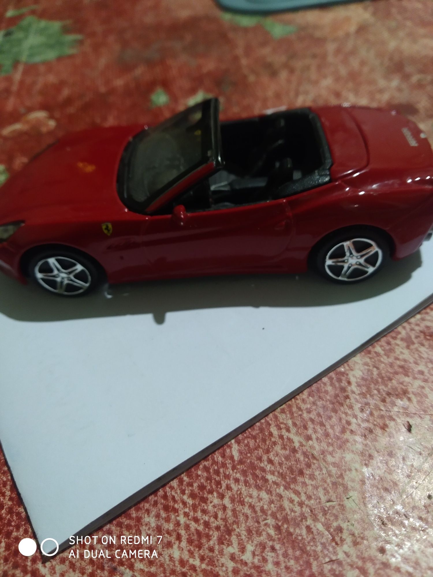 Продам модель машинки Ferrari California 1/43