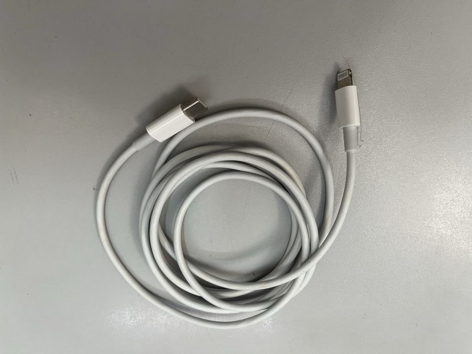Кабель та блок живлення Apple