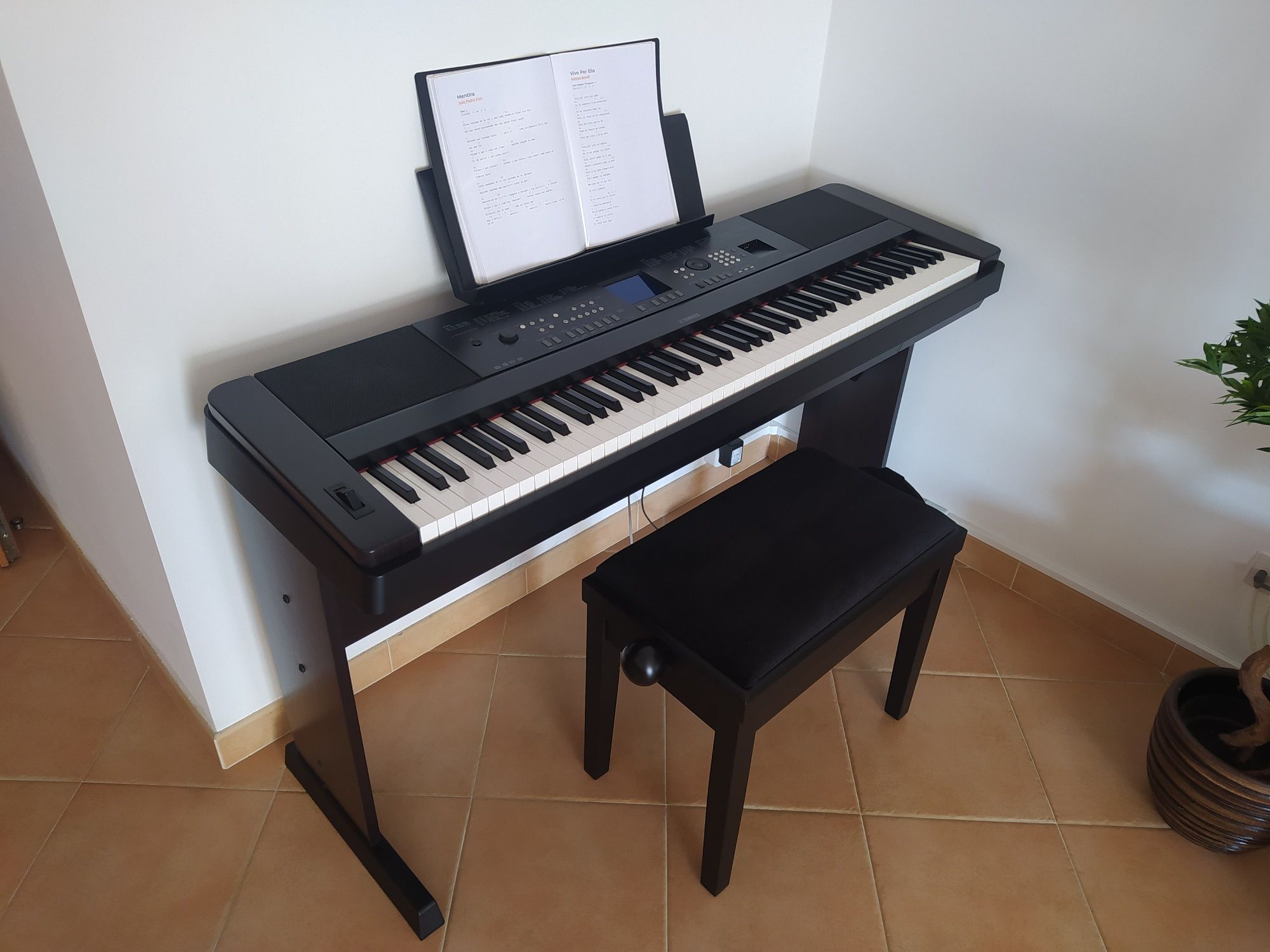 Piano digital Yamaha DGX650