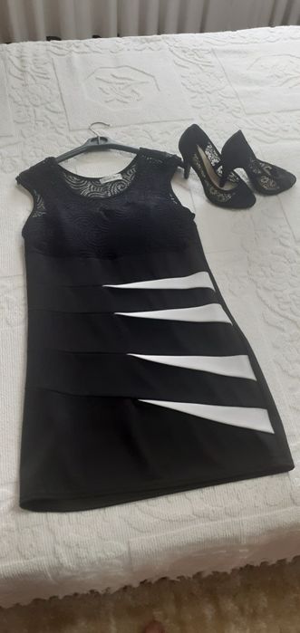 Vestido preto com listras