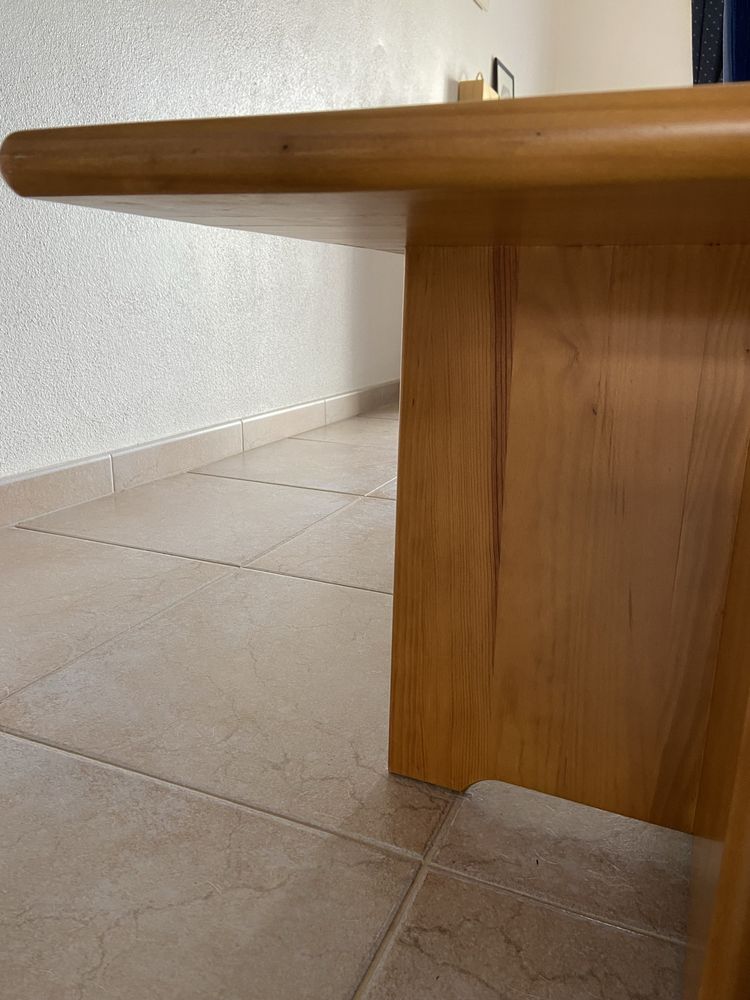 Mesa de centro em pinho.