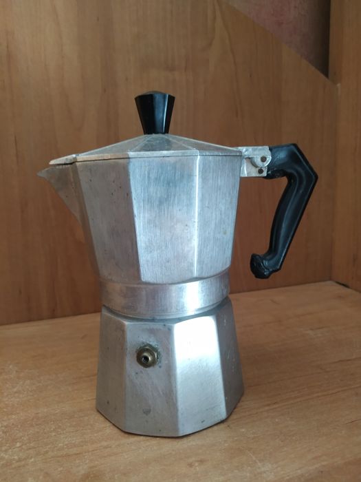 Продам гейзерную кофеварку.