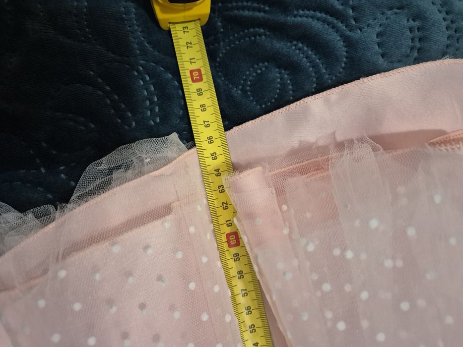 Piękna sukienka bladoróżowa z przezroczystymi rękawami i kokardą