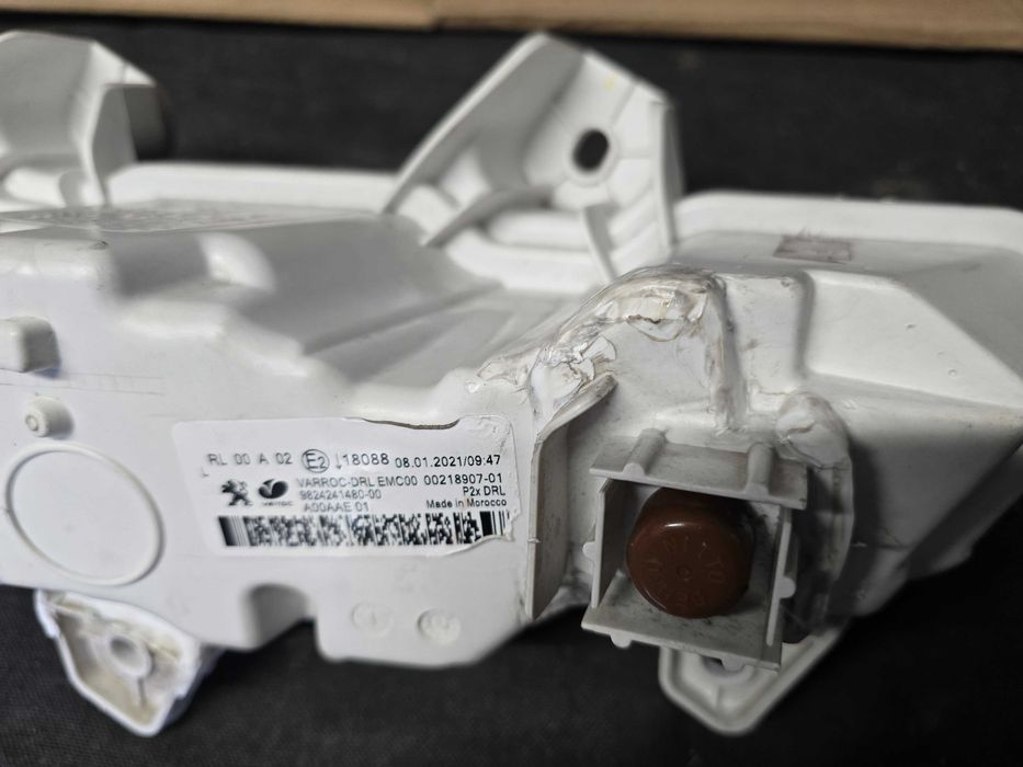 lampa przód DRL Peugeot 208 II