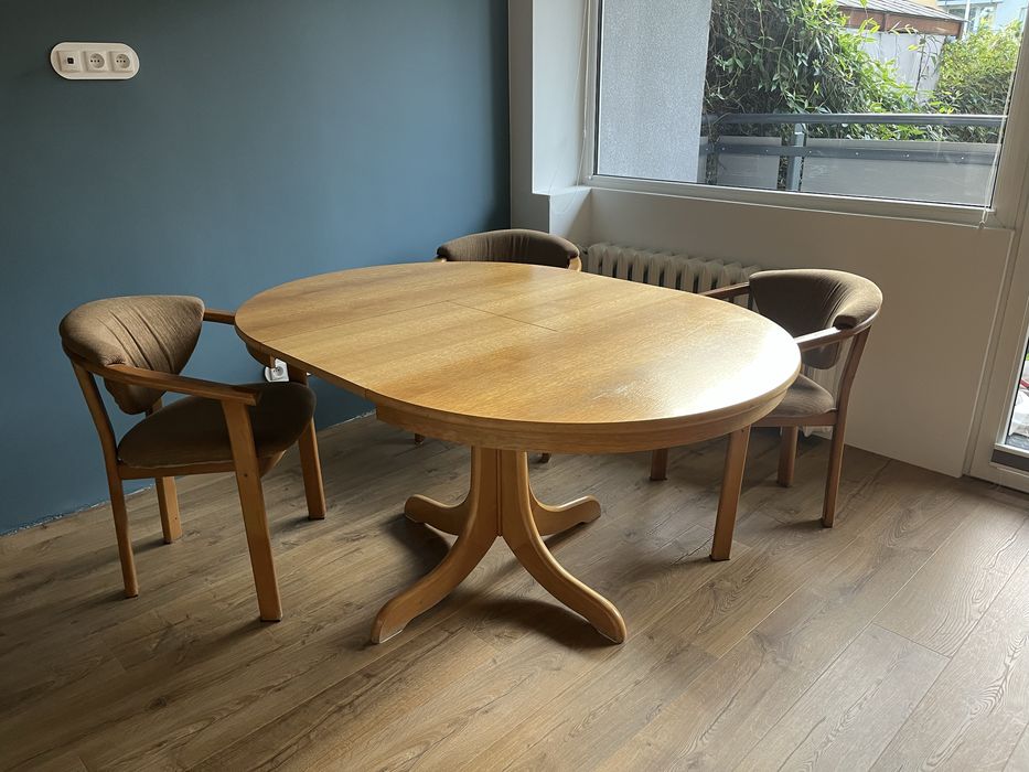 Stół rozkladany i 4 krzesla