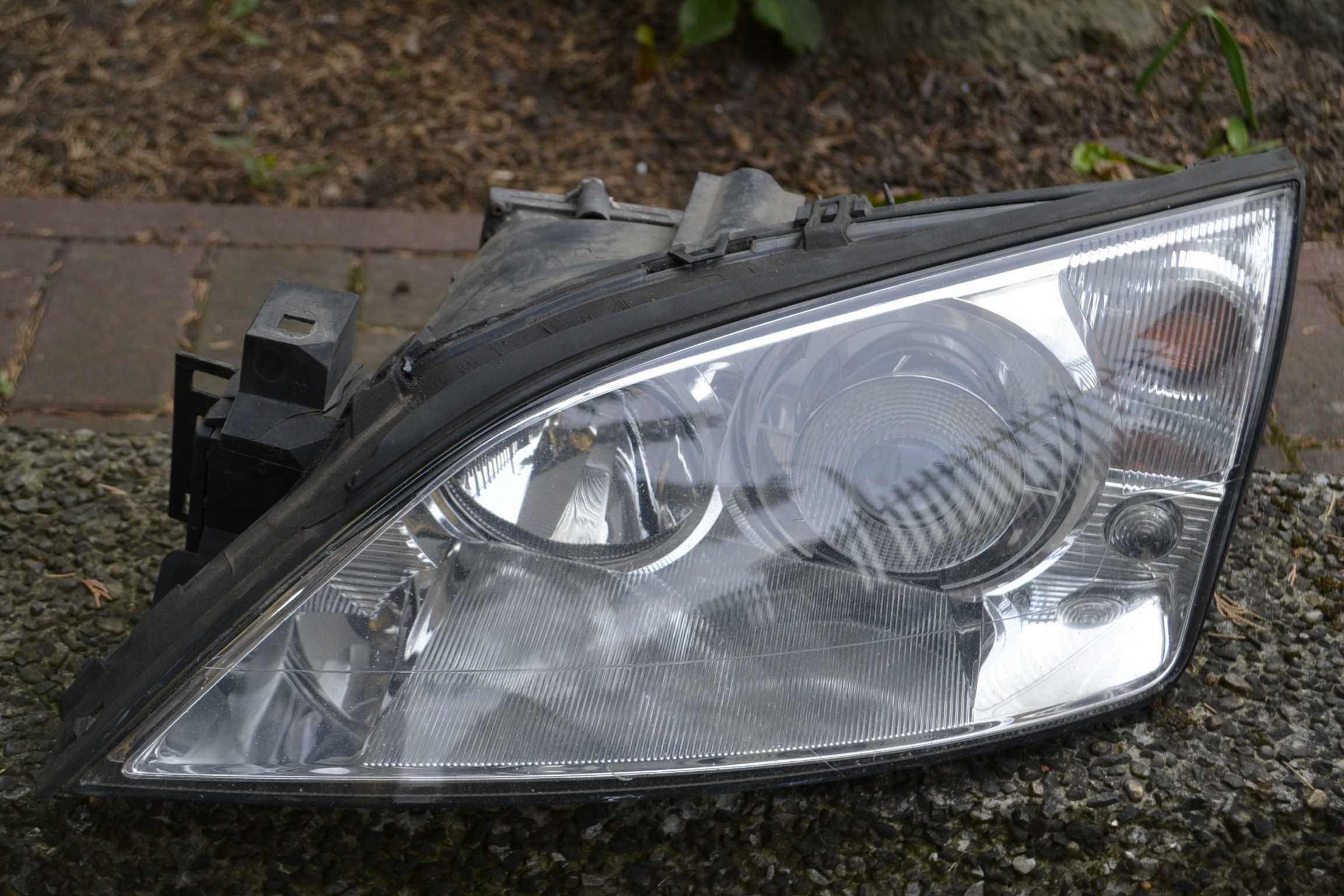 Lampa lampy xeon xenony ksenony Ford Mondeo MK3 super stan EUROPA